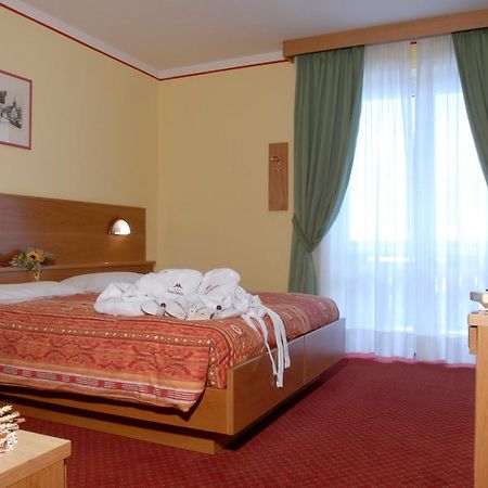Hotel Michela Male Bagian luar foto