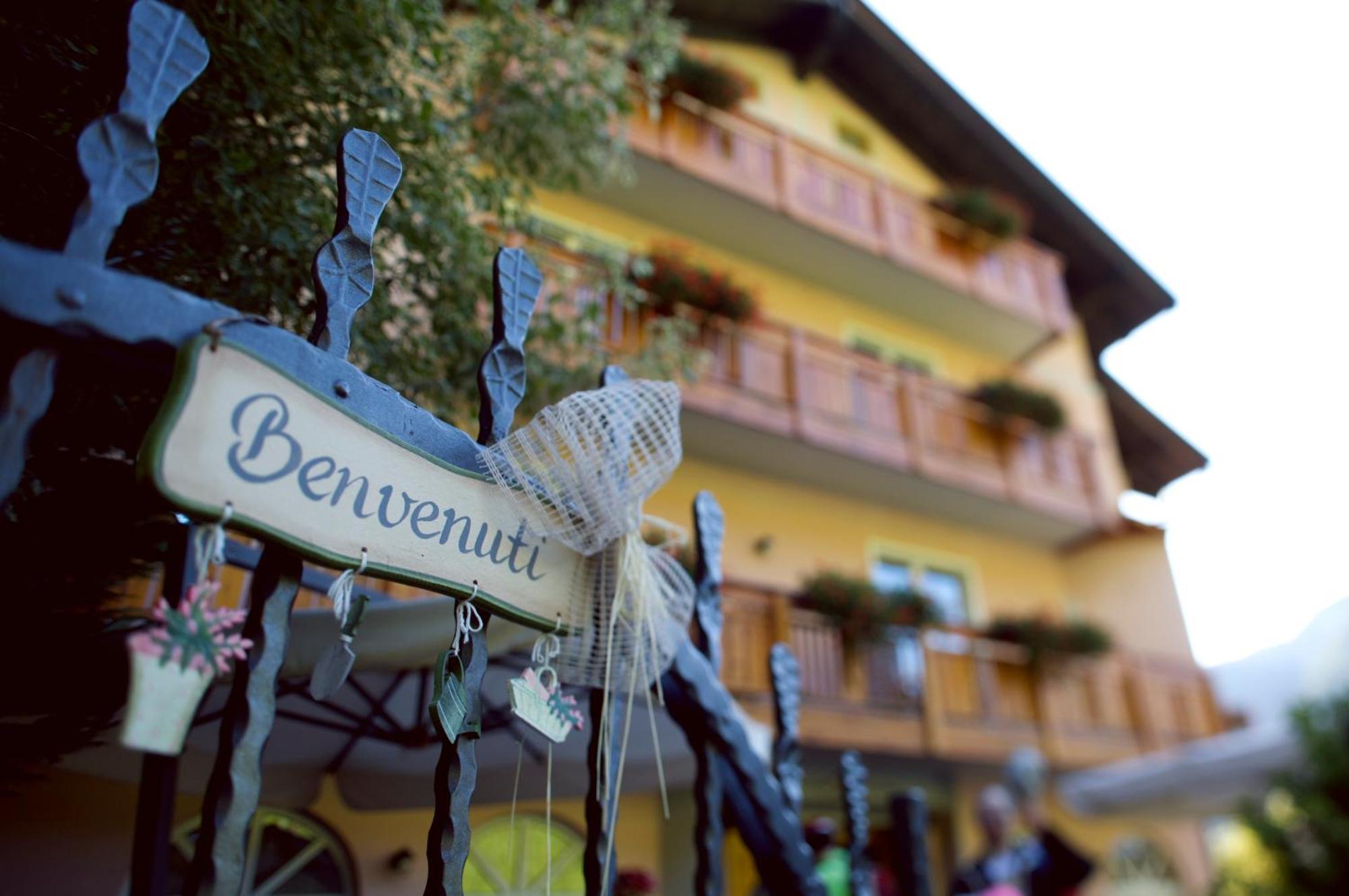 Hotel Michela Male Bagian luar foto