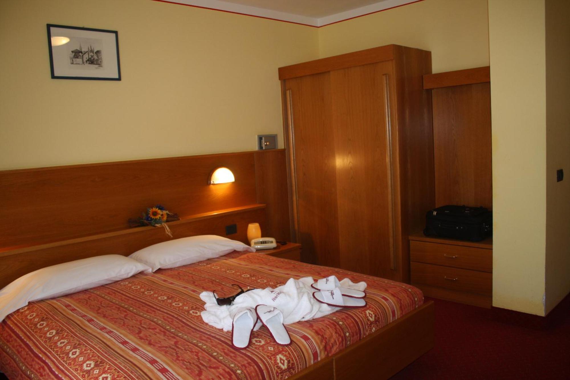 Hotel Michela Male Bagian luar foto