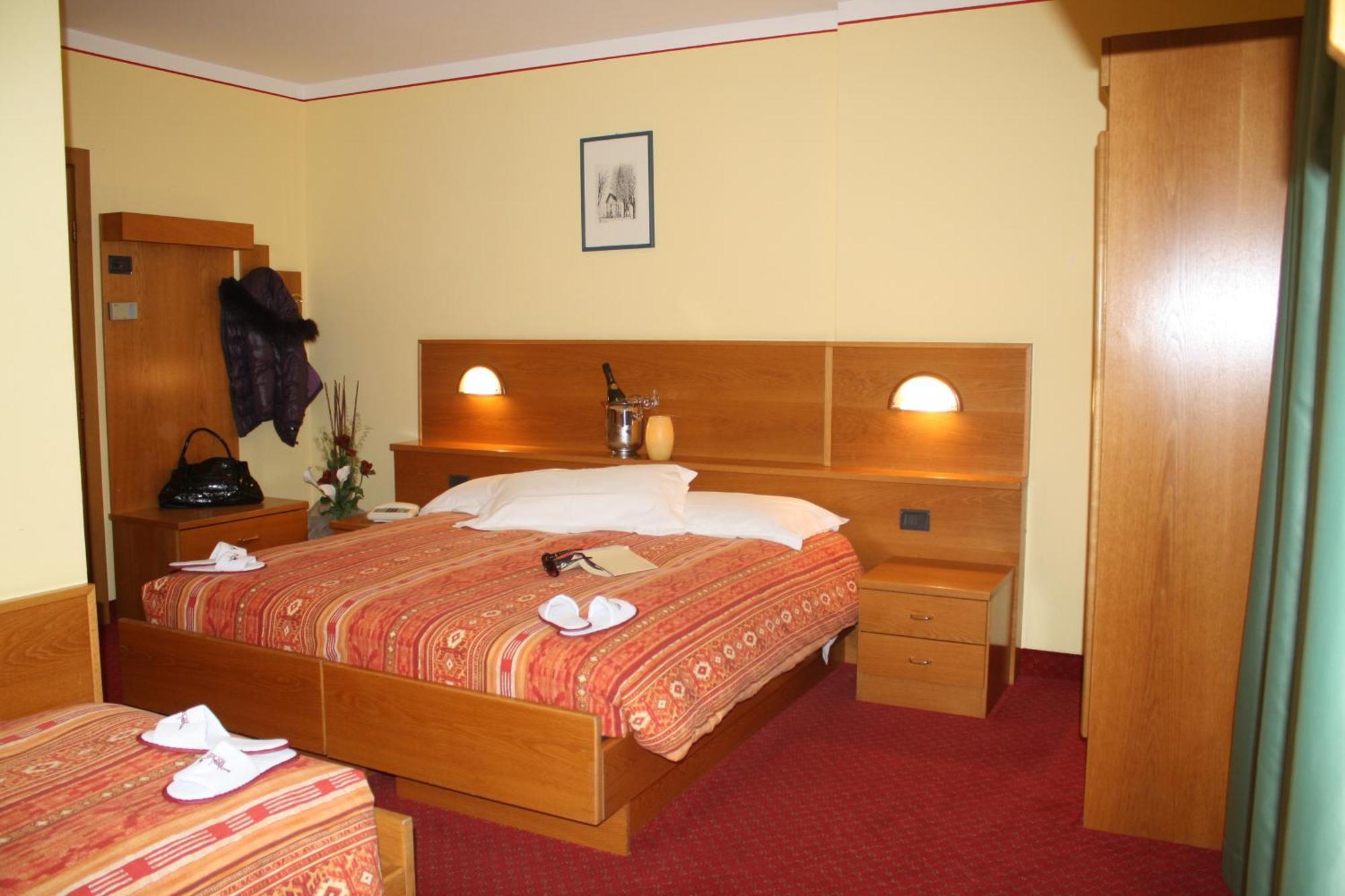 Hotel Michela Male Bagian luar foto