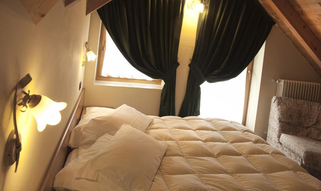 Hotel Michela Male Bagian luar foto