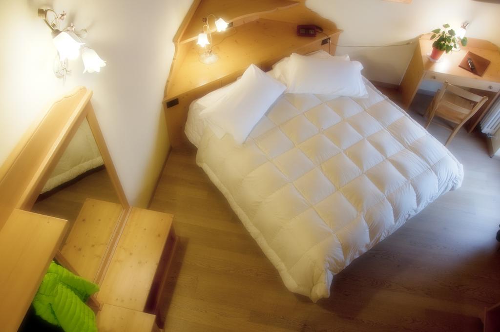 Hotel Michela Male Bagian luar foto