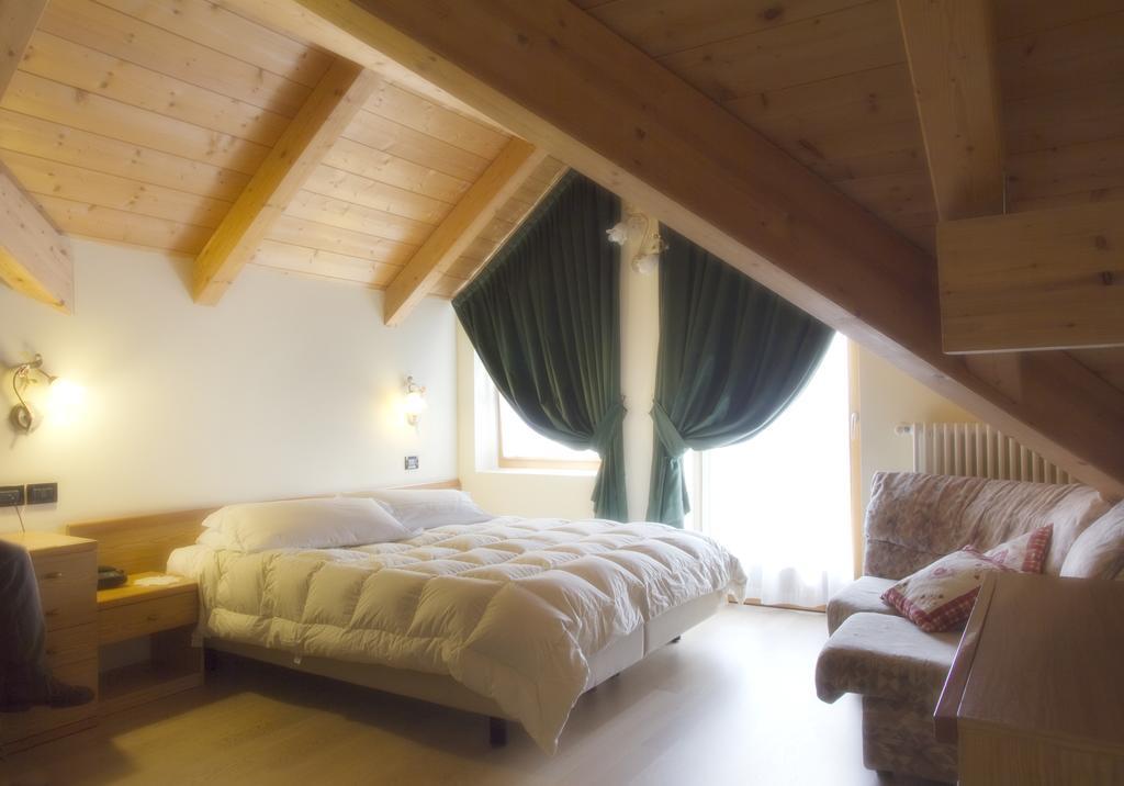 Hotel Michela Male Bagian luar foto